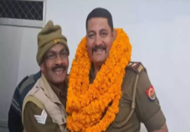 Azamgarh: रिटायरमेंट से नौ महीने दूर, पुलिसकर्मी ने की खुदकुशी Azamgarh: रिटायरमेंट से नौ महीने दूर, पुलिसकर्मी ने की खुदकुशी