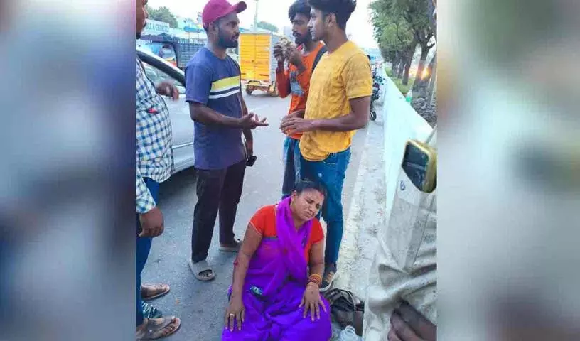 सड़क पार करना नरक है.. लोग अक्सर दुर्घटनाओं का शिकार होते सड़क पार करना नरक है.. लोग अक्सर दुर्घटनाओं का शिकार होते