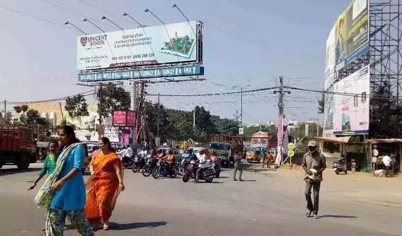 खतरनाक रूप से अनधिकृत प्रचार बोर्ड... नगर निगम के अधिकारी मामले की जांच कर रहे खतरनाक रूप से अनधिकृत प्रचार बोर्ड... नगर निगम के अधिकारी मामले की जांच कर रहे