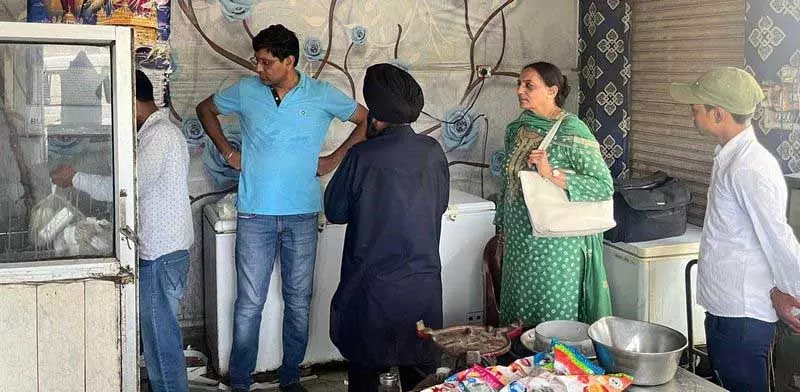 Ludhiana शहर में खाद्य सुरक्षा टीम ने खाद्य पदार्थों में मिलावट के खिलाफ कार्रवाई की Ludhiana शहर में खाद्य सुरक्षा टीम ने खाद्य पदार्थों में मिलावट के खिलाफ कार्रवाई की
