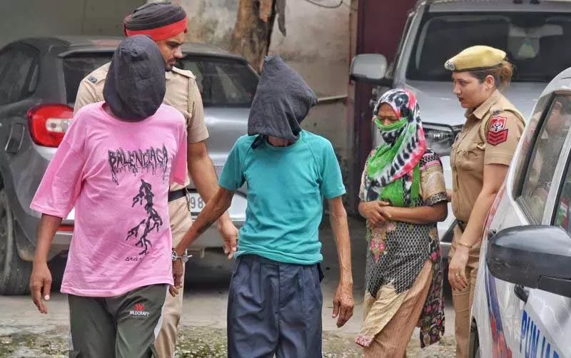 Ludhiana पुलिस ने दिनदहाड़े महिला की हत्या कर शव फेंकने के आरोप में तीन लोग गिरफ्तार Ludhiana पुलिस ने दिनदहाड़े महिला की हत्या कर शव फेंकने के आरोप में तीन लोग गिरफ्तार