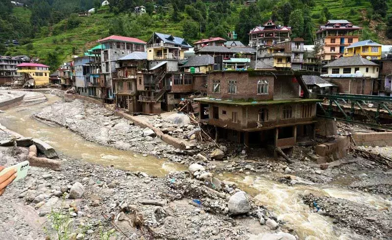 सेना ने Mandi के बाढ़ प्रभावित इलाकों में मदद पहुंचाई सेना ने Mandi के बाढ़ प्रभावित इलाकों में मदद पहुंचाई