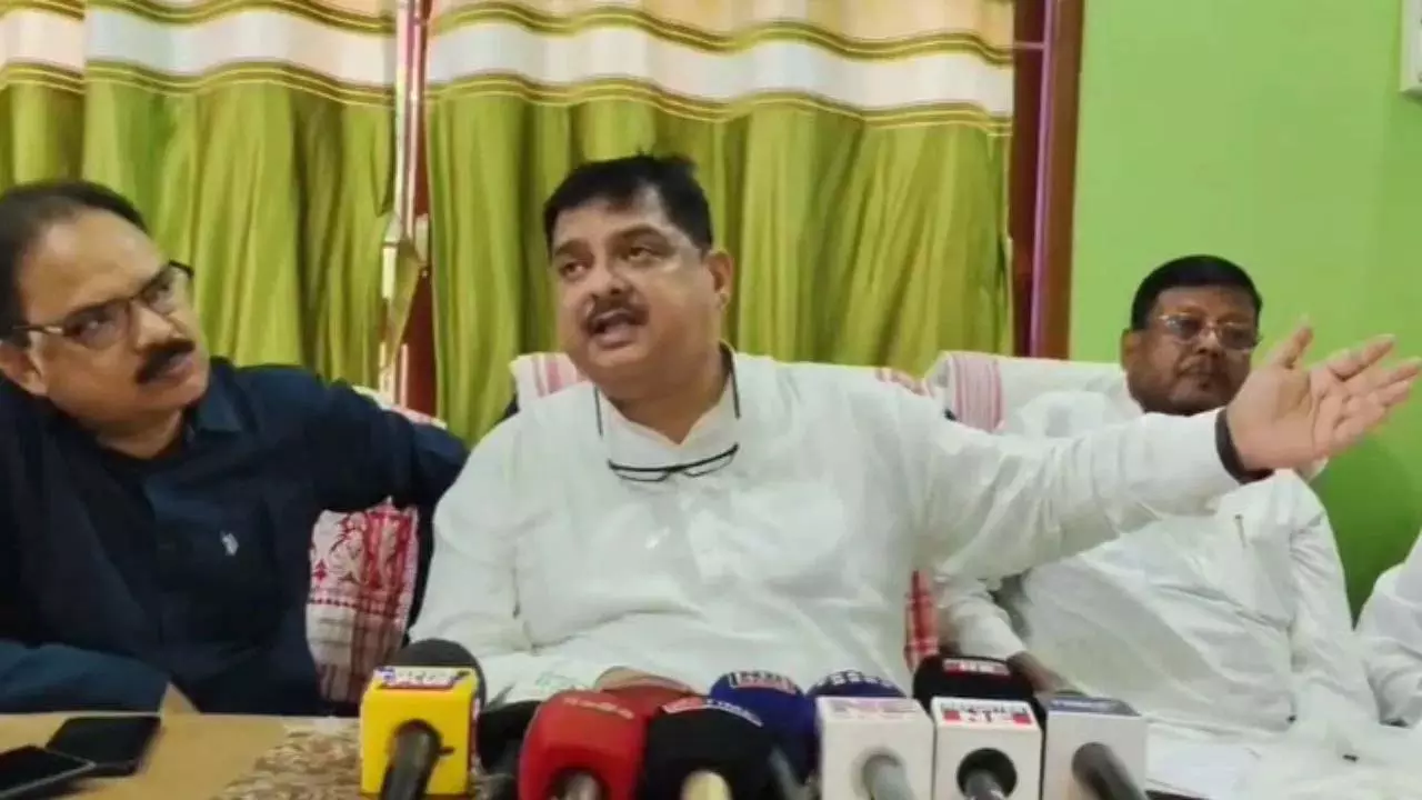 बेदखली पर हाईकोर्ट को पत्र, सांसद रकीबुल हुसैन ने धुबरी में बेदखल लोगों से मुलाकात की बेदखली पर हाईकोर्ट को पत्र, सांसद रकीबुल हुसैन ने धुबरी में बेदखल लोगों से मुलाकात की