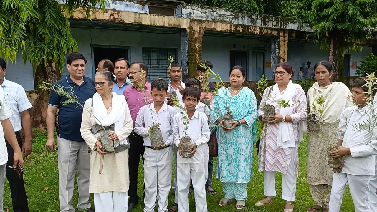 Bareilly: कॉलेज परिसर में प्रधानाचार्य और अभिभावकों का पौधारोपण Bareilly: कॉलेज परिसर में प्रधानाचार्य और अभिभावकों का पौधारोपण