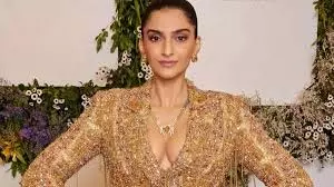Sonam Kapoor : चौथी बार विंबलडन में वापसी, पहनेंगी खास पोशाक Sonam Kapoor : चौथी बार विंबलडन में वापसी, पहनेंगी खास पोशाक