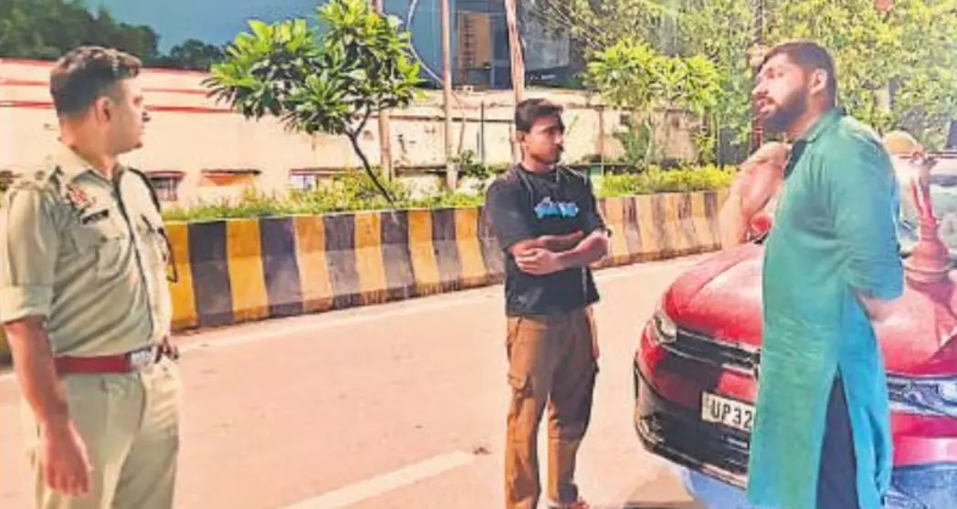 Bareilly: सड़क पर हुक्का पार्टी, पुलिस ने काटा भारी चालान Bareilly: सड़क पर हुक्का पार्टी, पुलिस ने काटा भारी चालान