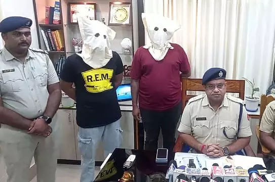 Hooghly की एक युवती से धोखाधड़ी के आरोप में दो गिरफ्तार Hooghly की एक युवती से धोखाधड़ी के आरोप में दो गिरफ्तार