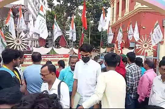मेदिनीपुर कॉलेज में छात्रों के प्रवेश को लेकर SFI-TMCP में झगड़ा मेदिनीपुर कॉलेज में छात्रों के प्रवेश को लेकर SFI-TMCP में झगड़ा