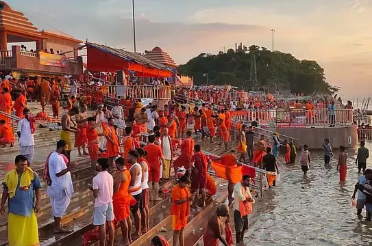 श्रावणी मेले में भीड़ को नियंत्रित करने के लिए प्रशासन कड़ी मेहनत कर रहा श्रावणी मेले में भीड़ को नियंत्रित करने के लिए प्रशासन कड़ी मेहनत कर रहा