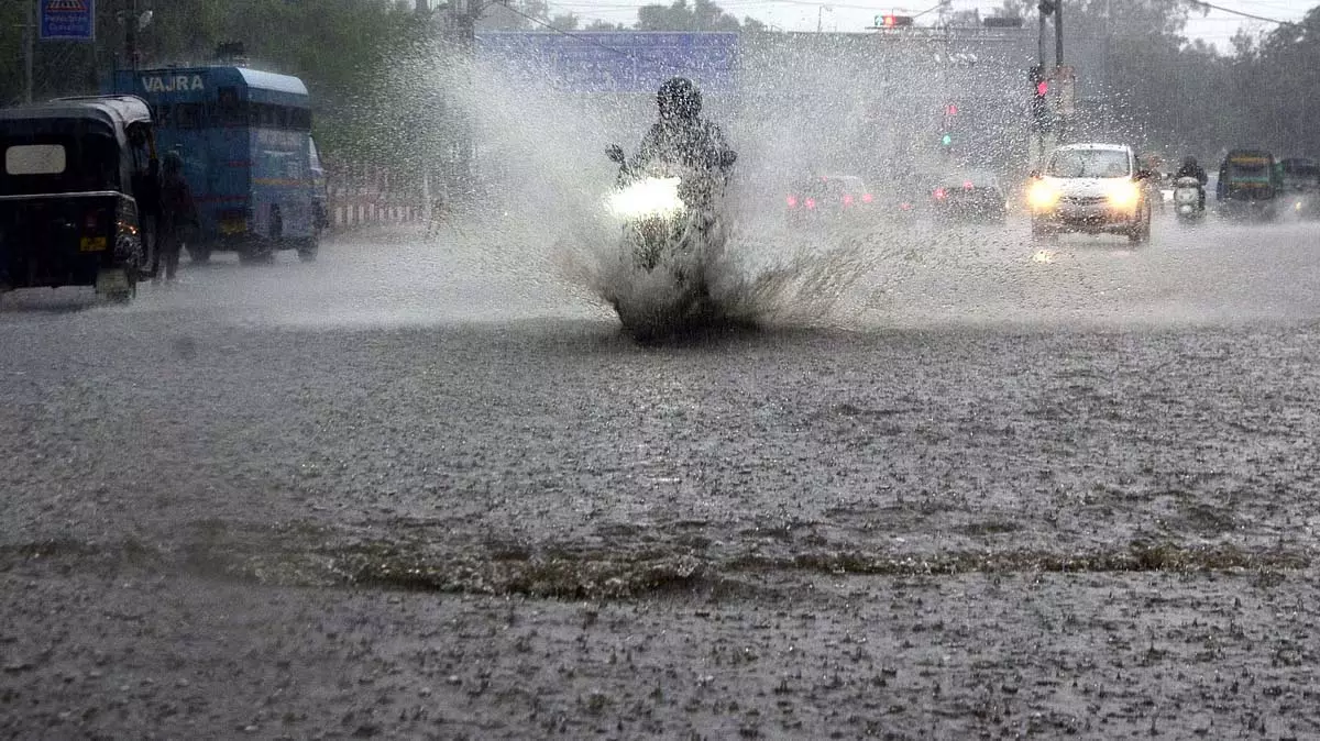 IGI हवाई अड्डे पर बारिश का असर, एयरलाइंस ने यात्रियों को सतर्क किया IGI हवाई अड्डे पर बारिश का असर, एयरलाइंस ने यात्रियों को सतर्क किया
