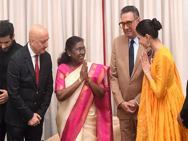 President मुर्मू ने फ़िल्म तन्वी द ग्रेट की विशेष स्क्रीनिंग में कलाकारों से की मुलाकात President मुर्मू ने फ़िल्म तन्वी द ग्रेट की विशेष स्क्रीनिंग में कलाकारों से की मुलाकात