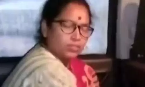 बीजेपी नेत्री कार में शराब पार्टी करते पकड़ी गई, साथ में था दूसरे दल का नेता भी