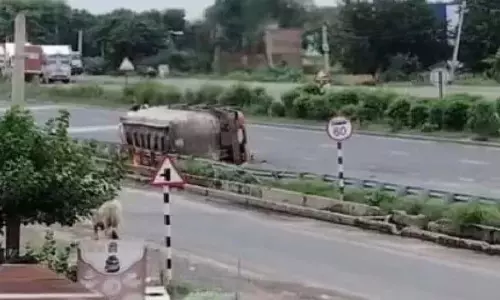 Rajasthan: केमिकल टैंकर पलटने से लगी आग, इलाके में दहशत Rajasthan: केमिकल टैंकर पलटने से लगी आग, इलाके में दहशत