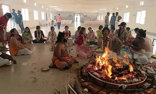 Tamil Nadu: तंजावुर में जापानियों ने किया विशेष यज्ञ Tamil Nadu: तंजावुर में जापानियों ने किया विशेष यज्ञ
