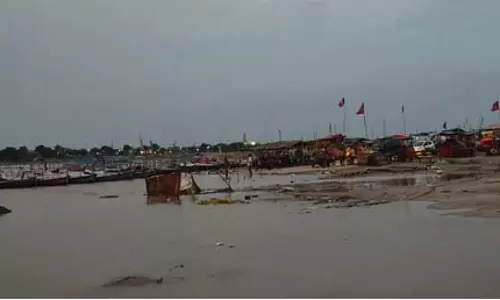प्रयागराज में गंगा का जलस्तर बढ़ा, श्रद्धालुओं और नाविकों की मुश्किलें बढ़ीं प्रयागराज में गंगा का जलस्तर बढ़ा, श्रद्धालुओं और नाविकों की मुश्किलें बढ़ीं