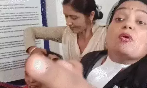 महिला वकील पैसे लेकर नहीं लड़ रही केस, क्लाइंट को पीटा भी महिला वकील पैसे लेकर नहीं लड़ रही केस, क्लाइंट को पीटा भी