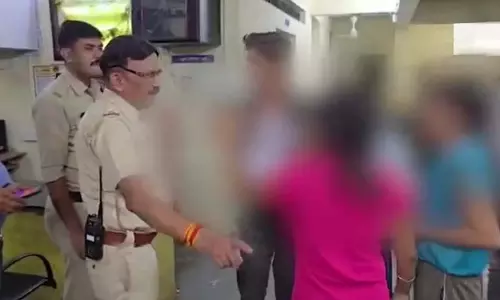मारपीट के आरोप में 2 युवकों को हिरासत में लेने के बाद 3 लड़कियों ने हंगामा किया