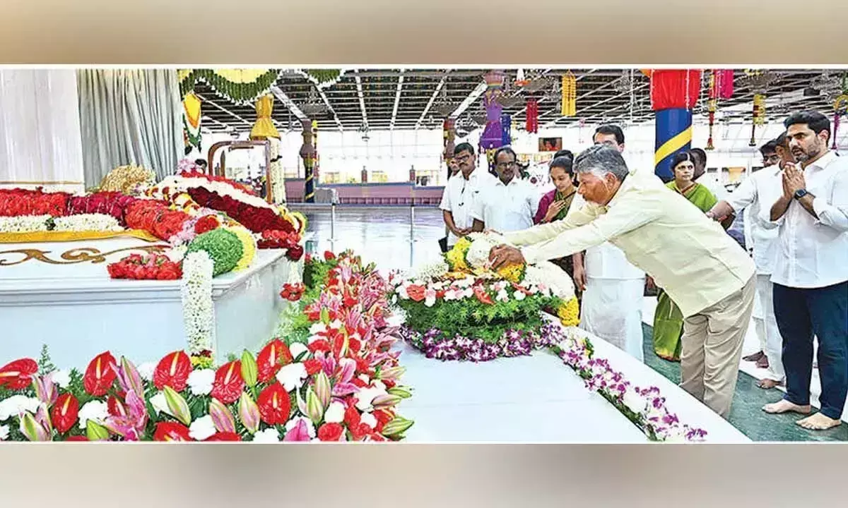 Andhra: मुख्यमंत्री ने प्रशांति निलयम में श्री सत्य साईं को श्रद्धांजलि अर्पित की