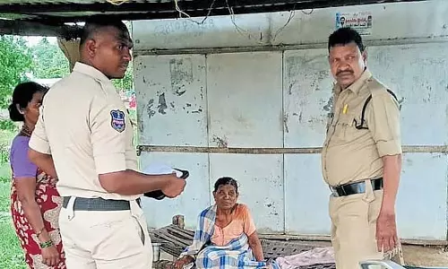 Telangana में सड़क किनारे लावारिस हालत में मिला सत्तर वर्षीय व्यक्ति Telangana में सड़क किनारे लावारिस हालत में मिला सत्तर वर्षीय व्यक्ति