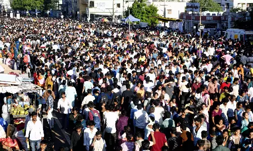 Andhra: आषाढ़ पूर्णिमा पर सिंहाचलम मंदिर में उमड़ा भक्तों का सैलाब