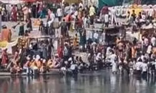 Onkareshwar News: ओंकारेश्वर में श्रद्धालुओं ने नर्मदा में स्नान कर किए बाबा के दर्शन