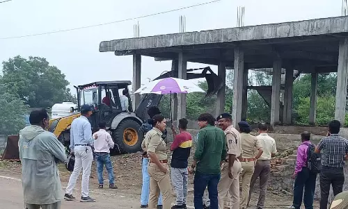 MP : बलात्कार मामले के संदिग्ध के परिजनों से जुड़ा अवैध ढांचा ध्वस्त
