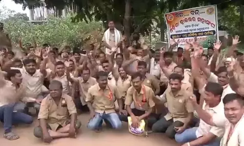 राज्यव्यापी हड़ताल के बीच आंदोलनकारी ड्राइवरों ने कांग्रेस रैली के वाहनों की आवाजाही की अनुमति दी राज्यव्यापी हड़ताल के बीच आंदोलनकारी ड्राइवरों ने कांग्रेस रैली के वाहनों की आवाजाही की अनुमति दी