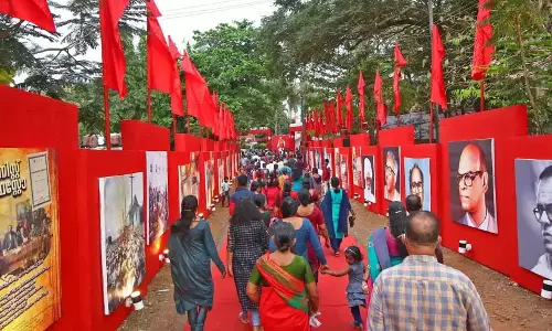 सत्तारूढ़ CPM को वाम मोर्चे के वफादार सांस्कृतिक कार्यकर्ताओं की तीखी आलोचना का सामना करना पड़ा