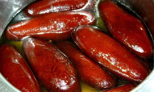 Langcha: त्योहार हो या खुशी का मौका,मजा बढ़ा देगी ये बंगाली मिठाई Langcha: त्योहार हो या खुशी का मौका,मजा बढ़ा देगी ये बंगाली मिठाई