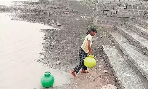 पेयजल सुविधाओं का अभाव: गडग के थिम्मापुर गांव के लोग प्रदूषित झील का पानी पी रहे पेयजल सुविधाओं का अभाव: गडग के थिम्मापुर गांव के लोग प्रदूषित झील का पानी पी रहे