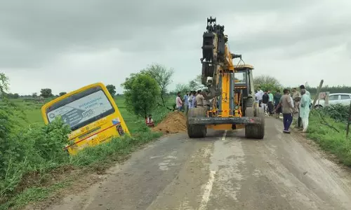 भिवानी के एक गांव में स्कूल बस सड़क से फिसली, कई बच्चे घायल