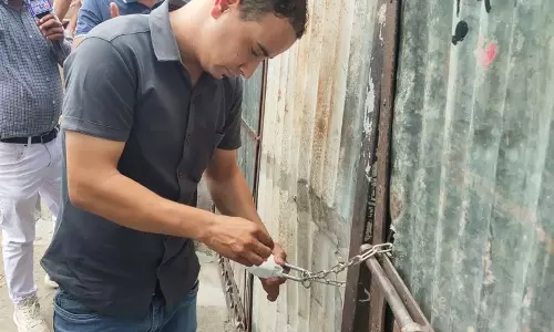 Karnal नगर निगम ने संपत्ति कर का भुगतान न करने पर छह व्यावसायिक इकाइयों को सील किया Karnal नगर निगम ने संपत्ति कर का भुगतान न करने पर छह व्यावसायिक इकाइयों को सील किया