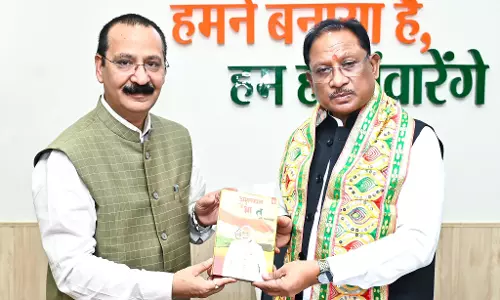 CM साय से प्रोफेसर डॉ. संजय द्विवेदी ने की मुलाकात CM साय से प्रोफेसर डॉ. संजय द्विवेदी ने की मुलाकात