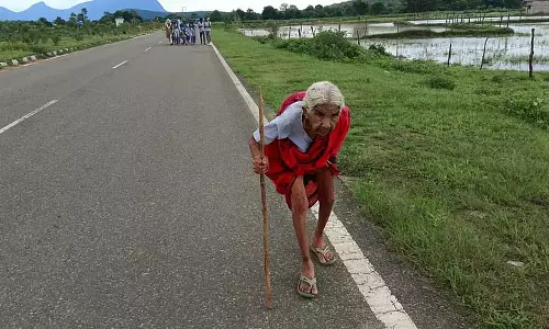 Odisha में एंटी-रेबीज इंजेक्शन लेने के लिए 95 वर्षीय महिला को 20 किलोमीटर पैदल चलना पड़ा Odisha में एंटी-रेबीज इंजेक्शन लेने के लिए 95 वर्षीय महिला को 20 किलोमीटर पैदल चलना पड़ा