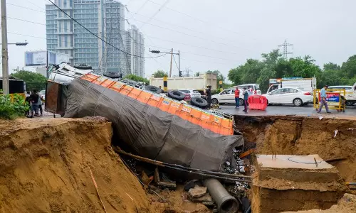फिर जलग्राम तीन घंटे की मूसलाधार बारिश के बाद मिलेनियम सिटी में बाढ़ फिर जलग्राम तीन घंटे की मूसलाधार बारिश के बाद मिलेनियम सिटी में बाढ़