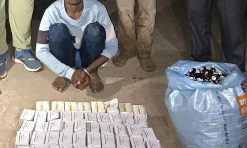 लग्जरी कार की तलाशी में नशीले इंजेक्शन बरामद, तस्कर गिरफ्तार लग्जरी कार की तलाशी में नशीले इंजेक्शन बरामद, तस्कर गिरफ्तार