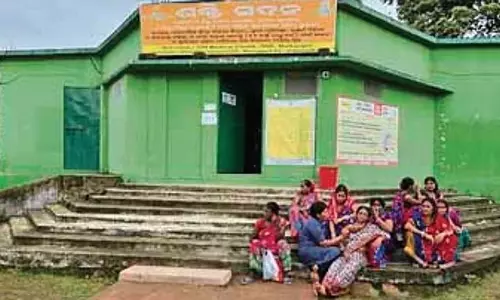 Odisha में आश्रय गृह में लड़की फंदे से लटकी मिली, परिजनों ने गड़बड़ी का आरोप लगाया Odisha में आश्रय गृह में लड़की फंदे से लटकी मिली, परिजनों ने गड़बड़ी का आरोप लगाया