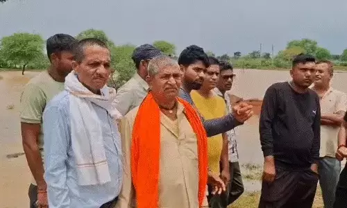 अवैध प्लाटिंग से पानी निकासी होना हुआ बंद, फसल डूबने से किसान परेशान