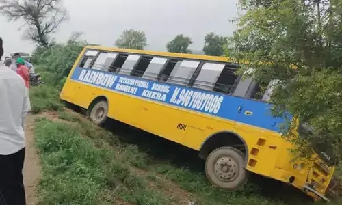 भिवानी के एक गांव में स्कूल बस सड़क से फिसली, कई बच्चे घायल भिवानी के एक गांव में स्कूल बस सड़क से फिसली, कई बच्चे घायल