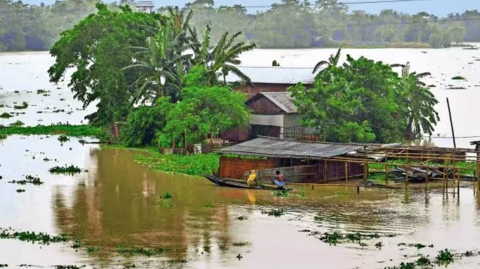 Assam में बाढ़ की स्थिति में मामूली सुधार, नए लोगों की मौत की खबर