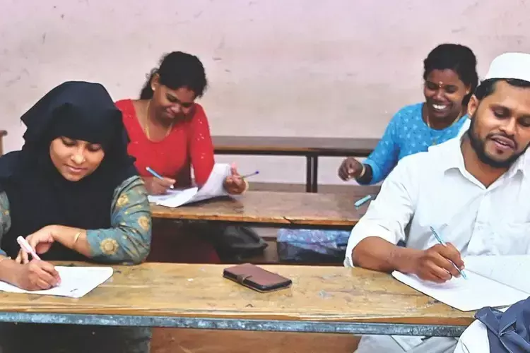 Kerala : अपने बच्चों से प्रेरित होकर, पलक्कड़ के एक दंपति ने वर्षों बाद एक साथ परीक्षा दी