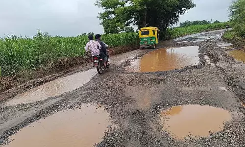 Belgaum : राज्य राजमार्ग पर वाहन फंसे