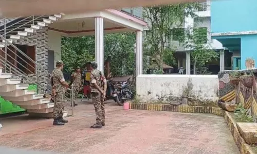 ईडी ने चक्र आवास पर छापा, परिवहन कार्यालय सील ईडी ने चक्र आवास पर छापा, परिवहन कार्यालय सील