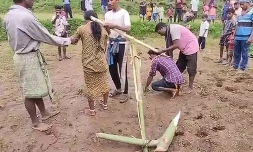 Odisha : एक ही परिवार से होने के कारण प्रेमी युगल को जबरन हल चलाने पर मजबूर किया गया Odisha : एक ही परिवार से होने के कारण प्रेमी युगल को जबरन हल चलाने पर मजबूर किया गया