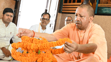 Gorakhpur: CM योगी का गोरखनाथ मंदिर में रुद्राभिषेक Gorakhpur: CM योगी का गोरखनाथ मंदिर में रुद्राभिषेक
