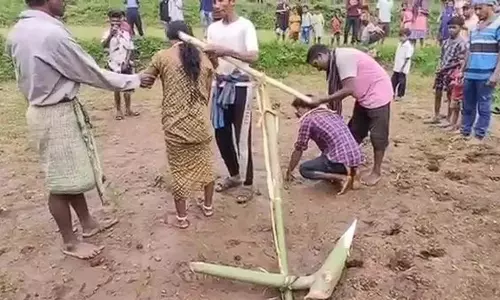 ओडिशा में प्रेम विवाह करने वाले जोड़े को बेरहमी से दंडित किया गया ओडिशा में प्रेम विवाह करने वाले जोड़े को बेरहमी से दंडित किया गया