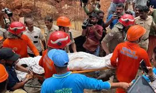 Kerala : निर्माणाधीन इमारत से लोहे की छड़ गिरने से दो लोग घायल Kerala : निर्माणाधीन इमारत से लोहे की छड़ गिरने से दो लोग घायल