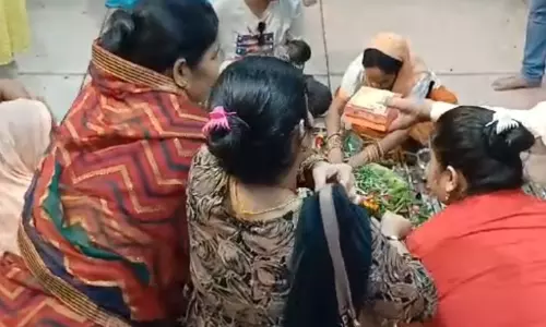Lucknow: श्रावण के पहले दिन शिवालयों में उमड़े श्रद्धालु Lucknow: श्रावण के पहले दिन शिवालयों में उमड़े श्रद्धालु