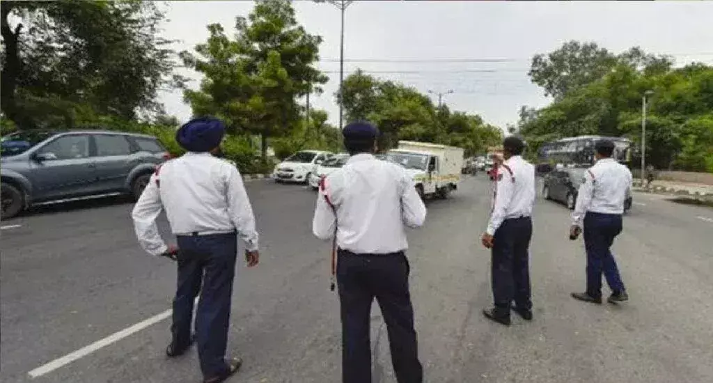 Farrukhabad: धर्मेंद्र बना ट्रैफिक प्रहरी, नागरिकों को मिली बड़ी मदद Farrukhabad: धर्मेंद्र बना ट्रैफिक प्रहरी, नागरिकों को मिली बड़ी मदद