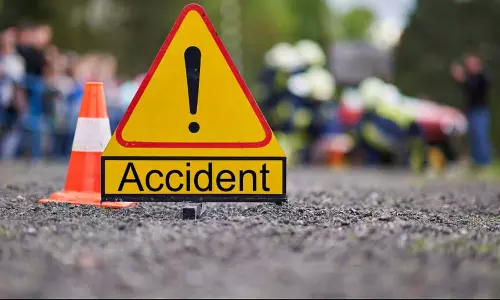 Nashik accident : टैंकर से टकराई कार, चार लोगों की मौत